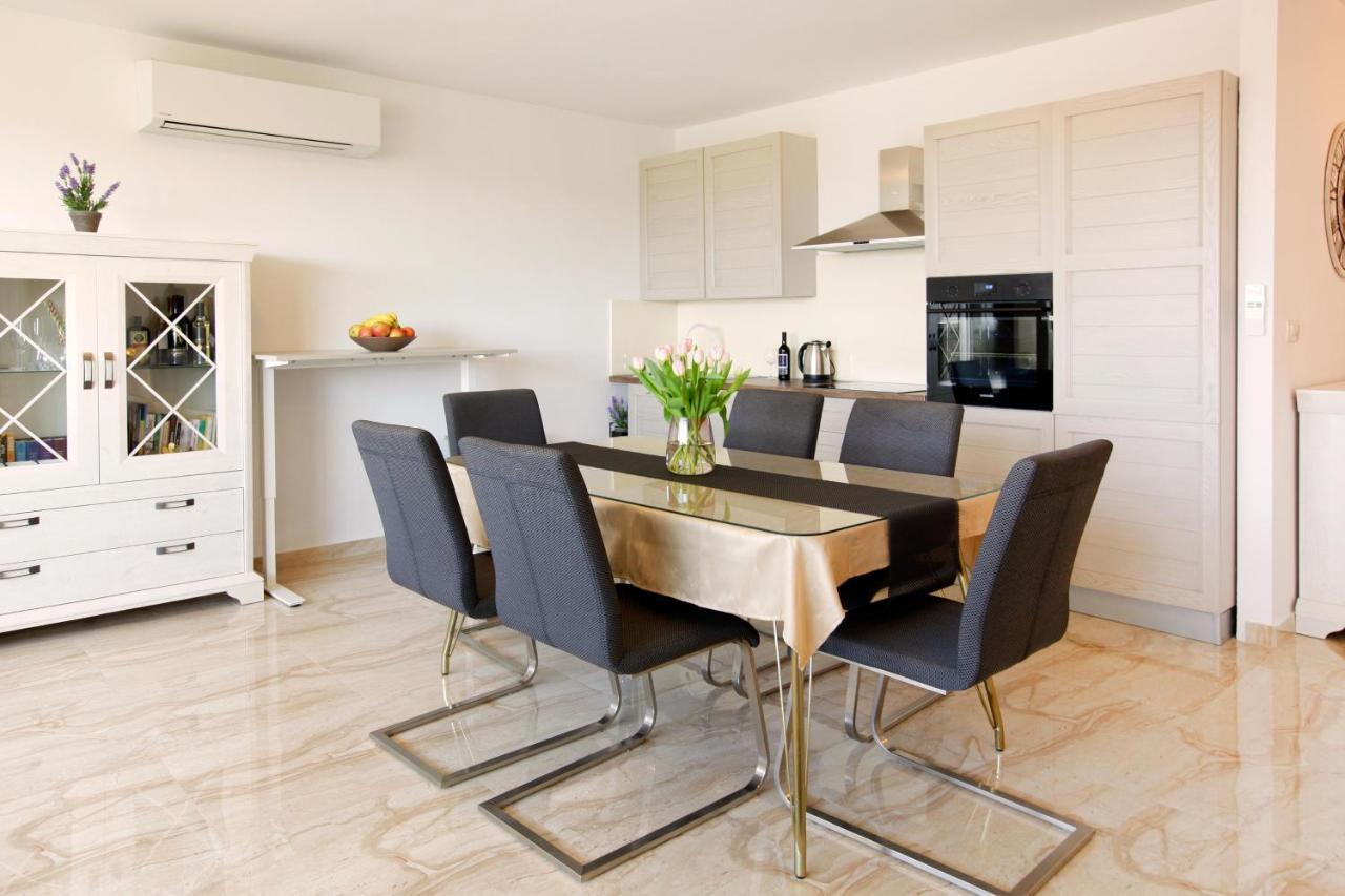 Modern 2-Bed Apt, Late Check In Available Split Extérieur photo