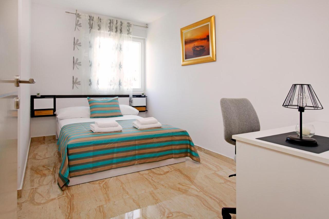 Modern 2-Bed Apt, Late Check In Available Split Extérieur photo