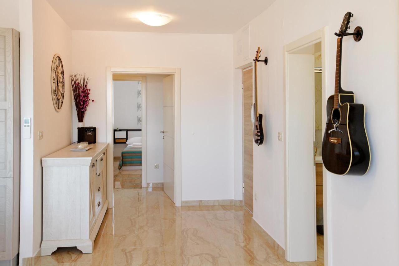 Modern 2-Bed Apt, Late Check In Available Split Extérieur photo