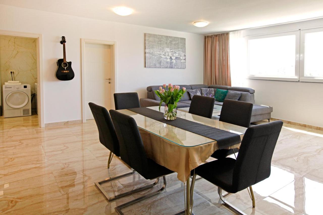 Modern 2-Bed Apt, Late Check In Available Split Extérieur photo