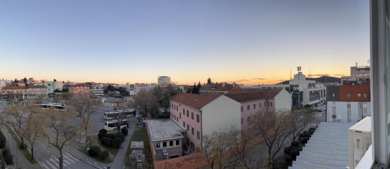 Modern 2-Bed Apt, Late Check In Available Split Extérieur photo