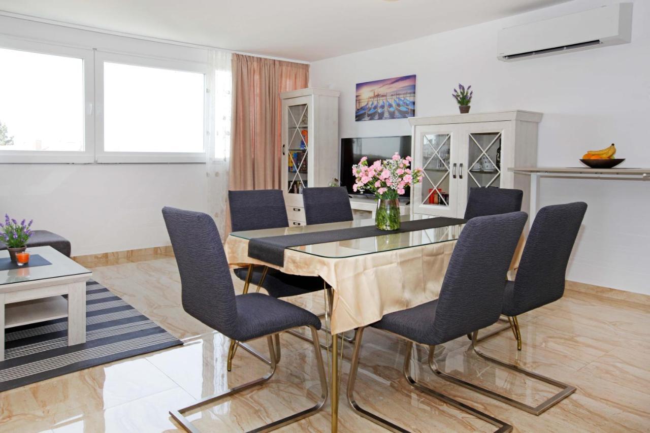 Modern 2-Bed Apt, Late Check In Available Split Extérieur photo