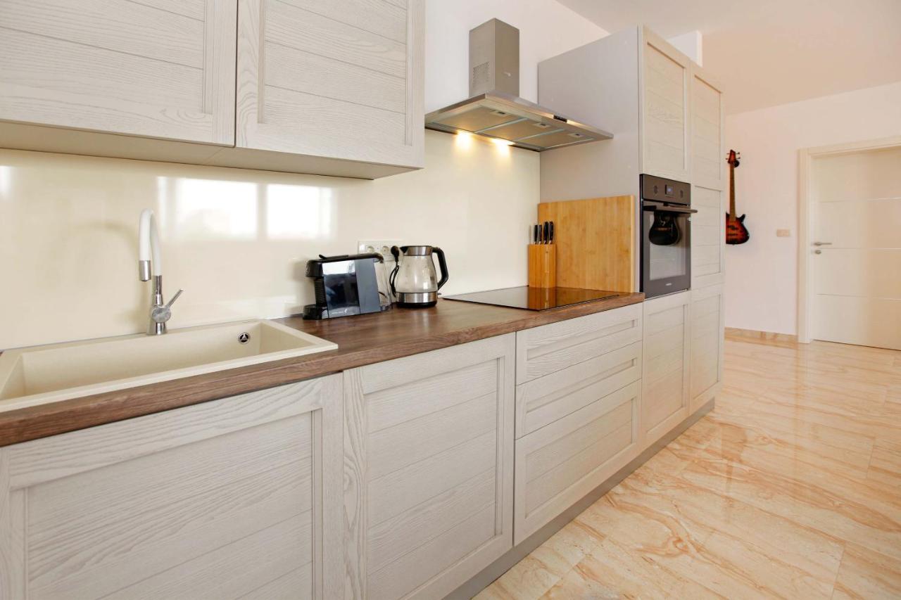 Modern 2-Bed Apt, Late Check In Available Split Extérieur photo