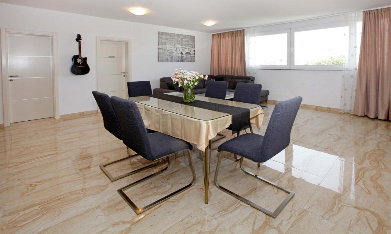 Modern 2-Bed Apt, Late Check In Available Split Extérieur photo