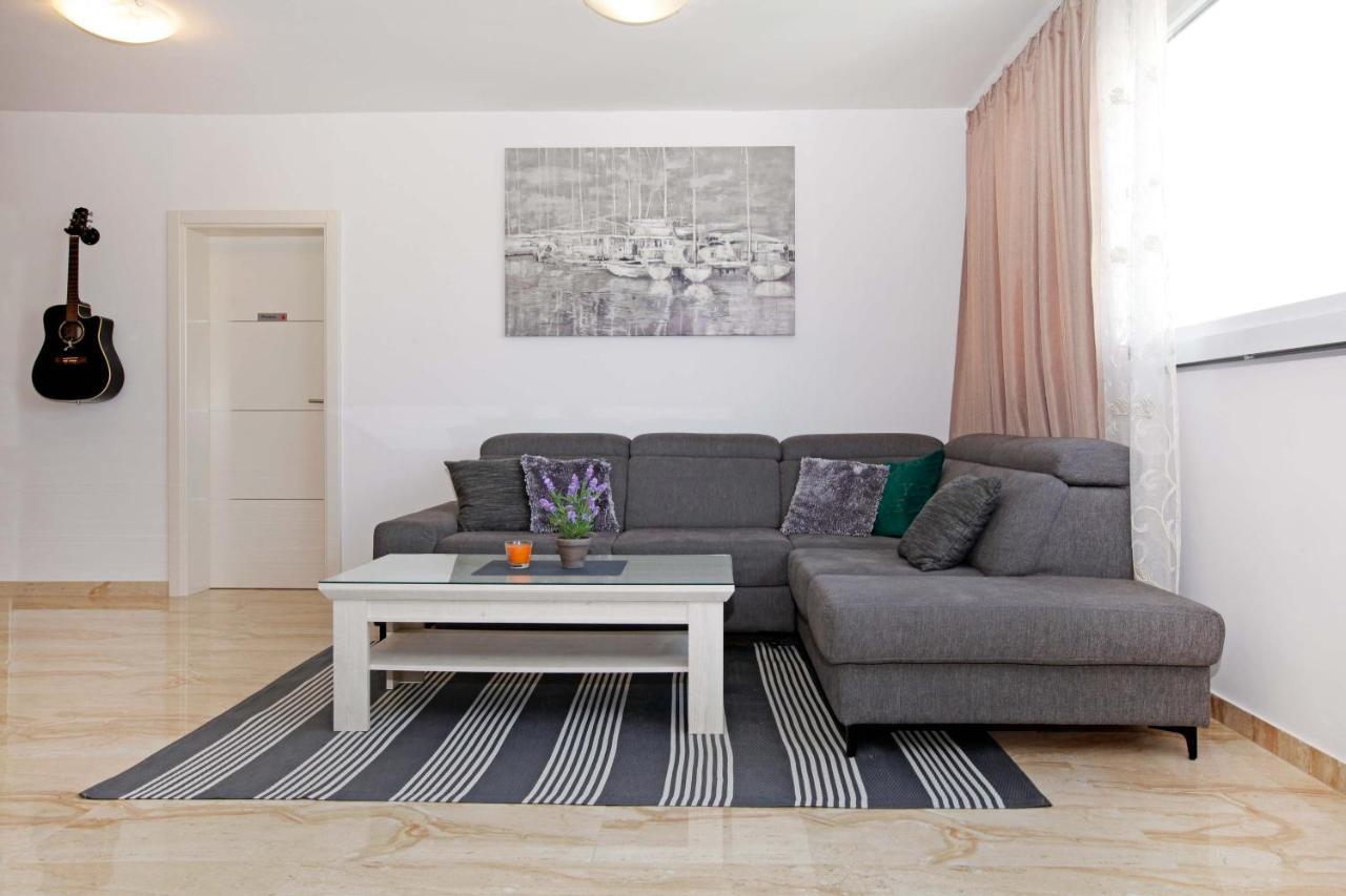 Modern 2-Bed Apt, Late Check In Available Split Extérieur photo